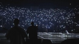 Sevilen müzik kümesi Gece Yolcuları Dokuz Eylül Üniversitesi (DEÜ) Amfi Tiyatro’da üniversiteli hayranlarına unutulmaz bir gece yaşattı