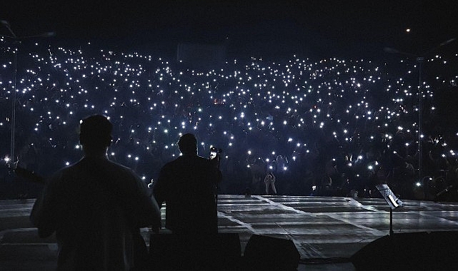 Sevilen müzik kümesi Gece Yolcuları Dokuz Eylül Üniversitesi (DEÜ) Amfi Tiyatro’da üniversiteli hayranlarına unutulmaz bir gece yaşattı