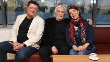 Türkiye’nin en uzun soluklu gençlik şenliği Genç Günler’in 38.’sinde, Harbiye Muhsin Ertuğrul Sahnesi’nde söyleşi konuğu Müjdat Gezen’di