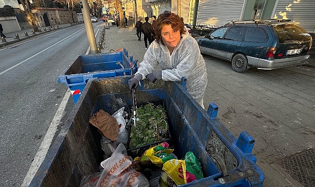 Ünlü Şef Refika Birgül, Besin İsrafına Dikkat Çekmek ve Boşa Harcama Demek için Çöp Konteynerine Girdi