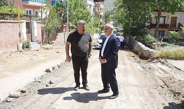 Yahyalı Belediyesi, ilçede bozulan yollarda düzenleme yaparak asfaltlanmaya hazır hale getirmeye devam ediyor