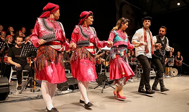 Bornova’da Halk Dansları Şenliği