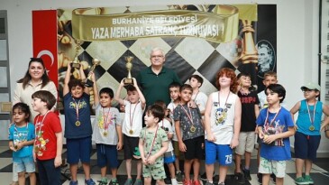Burhaniye “Yaza Merhaba Satranç Turnuvası” Burhaniye Belediyesi Ahmet Akın Kültür Merkezi’nde gerçekleştirildi