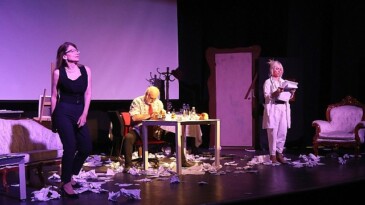 Çankaya Belediyesi Semt Tiyatroları Oran Semt Tiyatrosu, Aklımdaki Bayanlar isimli oyunu Yaşar Kemal Kültür Merkezi’nde sahneledi