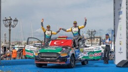 Castrol Ford Team Türkiye’nin Dünya Ralli Şampiyonası İtalya Ayağındaki Büyük Başarısı: Ali Türkkan, Türk Bayrağını Podyumda Dalgalandırdı