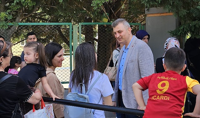 Gölcük Belediye Başkanı Ali Yıldırım Sezer, ilçedeki okulları ziyaret ederek; LGS’ye giren öğrencilere muvaffakiyetler diledi.