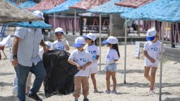 Mavi bayraklı plajda dalgıç takviyeli paklık