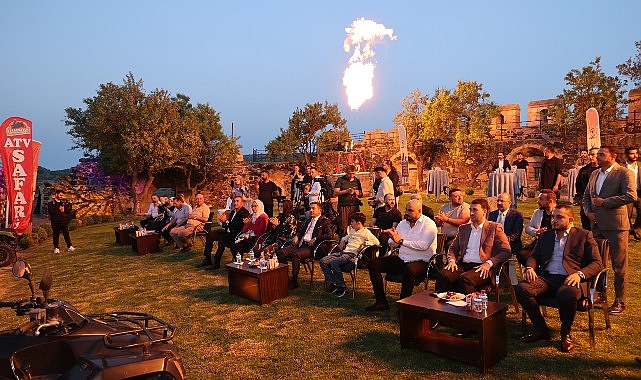 Nevşehir Belediyesi himayesinde bu yıl birincisi gerçekleştirilecek olan Kapadokya Hoş Atlar Diyarı Şenliği için start verildi. 1 ay boyunca Kayaşehir’de gerçekleştirilecek olan şenliğe birçok ünlü sanatçı katılacak