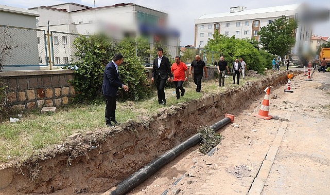 2000 Meskenler Mahallesi’nde altyapıdan kaynaklı su kesintilerini en aza indirmek için Nevşehir Belediyesi takımları, isale sınırını yeniliyor