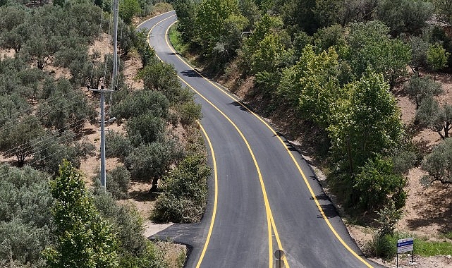 Aydın’da şoförler ve yayalar için inançlı ve konforlu yollar oluşturan Aydın Büyükşehir Belediyesi, birçok farklı noktada yol üretim çalışmalarına süratle devam ediyor