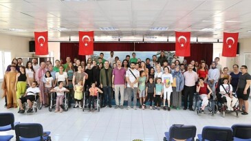 Burhaniye Belediyesi Kent Tiyatrosu (BBKT), Burhaniye Ticaret Odası Özel Eğitim Uygulama Okulu’nda özel bir tiyatro gösterisi sergiledi