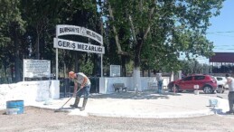 Burhaniye Belediyesi, yaklaşan Kurban Bayramı öncesinde ilçedeki mezarlıklarda kapsamlı paklık ve bakım çalışmaları gerçekleştirdi