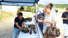 Büyükşehirden arife günü mezarlıklarda çiçek dağıtımı