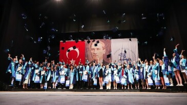 DEÜ’de Ortak Mezuniyet Coşkusu