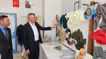 Gölcük Belediyesi Düzağaç Kültür Merkezi GÖLMEK kursiyerleri, açtıkları yılsonu standı ile el emeği eserlerini sergilediler