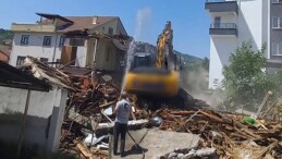 Gölcük Belediyesi, ilçede güçlendirmesi yapılmayan orta hasarlı binalar ile toplumsal riskler oluşturan metruk binaların yıkımına devam ediyor