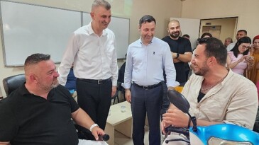 Gölcük Belediyesi Manisiz Hayat Merkezi’ndeki kurslarda eğitim gören özel bireylerin el emeği eserlerinden oluşan stant düzenlenen merasimle açıldı