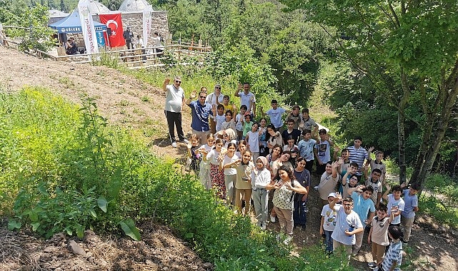 Gölcük Belediyesi tarafından başlatılan çalışma ile yine ihya edilerek ilçeye kazandırılan Üst Değirmendere’deki tarihi hamam, öğrencileri ağırladı