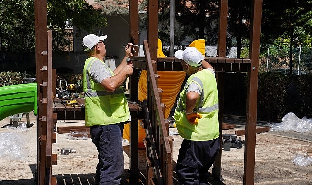 Kadıköy Belediyesi, Sahrayıcedit Mahallesi’nde kimliği bilinmeyen bireyler tarafından yakılan Erguvan Parkı’nı yine yaptı