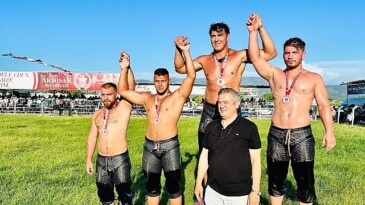 Kemer Belediyesi güreşçileri Kemer’e madalya ile döndü