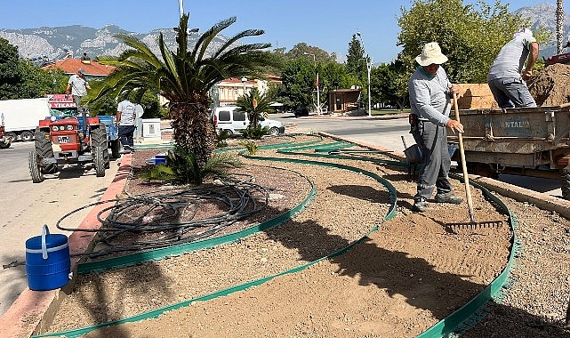 Kemer’de kavşak ve refüjlerde bakım çalışması