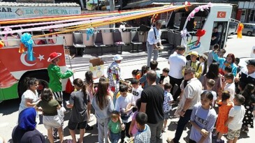 Kurban Bayramı münasebetiyle Kartepe Belediyesi tarafından ilçe genelinde düzenlenen etkinliklerle Kartepeli minikler bayram coşkusunu doyasıya yaşadılar