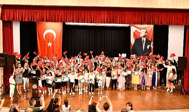 Malkara Belediye Akademisi, yıl boyunca başarılarla dolu bir periyodu harika bir yıl sonu programıyla taçlandırdı