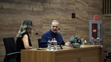 Muğla Büyükşehir Belediyesi tarafından düzenlenen aktiflik kapsamında ünlü Yazar-Şair Murathan Mungan, Muğlalılarla bir ortaya geldi