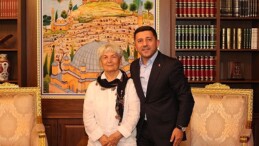 Nevşehir Belediye Başkanı Rasim Arı’ya, Acıgöl Belediye Lideri Mehmet Eroğlu, Vatan Partisi Vilayet Lideri Meliha Atalay, çeşitli sivil toplum örgütü temsilcileri, iş insanları ve vatandaşlar iyi olsun ziyaretinde bulundu