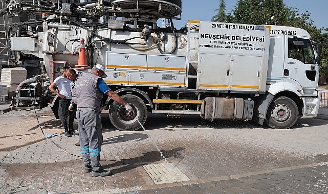 Nevşehir Belediyesi takımları, bayram öncesi paklık çalışmalarını tüm mahallelerde ağır bir formda sürdürüyor