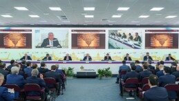 Rosneft CEO’su global muhtaçlıkları karşılamak için istikrarlı bir güç geçişini destekliyor