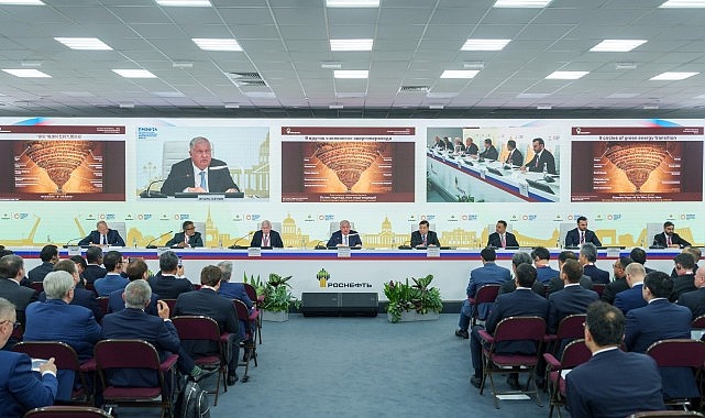 Rosneft CEO’su global muhtaçlıkları karşılamak için istikrarlı bir güç geçişini destekliyor