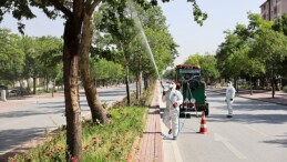 Selçuklu Belediyesi Sıhhat İşleri ile Park ve Bahçeler Müdürlüğü grupları sağlıklı ve pak bir etrafın temini için tüm ilçede haşerelere karşı periyodik olarak ilaçlama çalışmalarını sürdürüyor