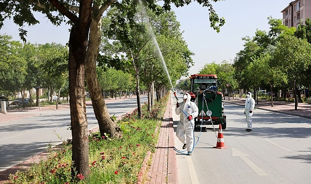 Selçuklu Belediyesi Sıhhat İşleri ile Park ve Bahçeler Müdürlüğü grupları sağlıklı ve pak bir etrafın temini için tüm ilçede haşerelere karşı periyodik olarak ilaçlama çalışmalarını sürdürüyor