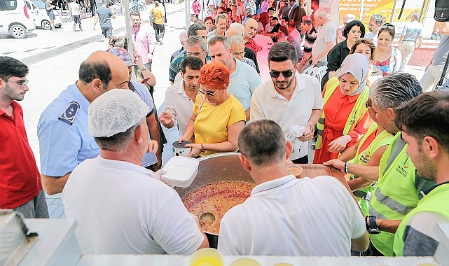 Bayraklı’da aşure rahmeti 4 noktada 4 bin kişi ile paylaşıldı