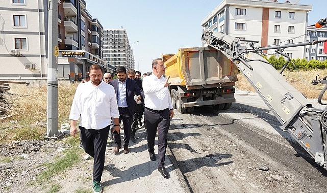 Beylikdüzü’nde ilçenin altyapısını güçlendirmek ve yolların kalitesini artırmak maksadıyla başlatılan asfaltlama çalışmaları tüm süratiyle devam ediyor