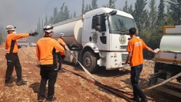 Buca Belediyesi grupları Lider Duman’ın idaresinde sabaha kadar yangına müdahale etti