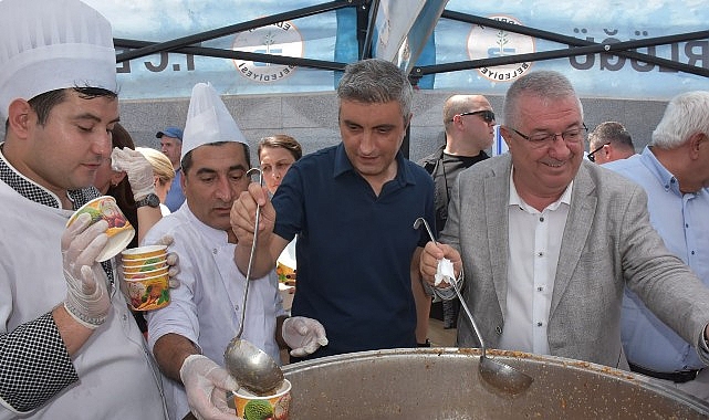 Edremit Belediyesi kentin çeşitli noktalarında aşure hayrı yapıyor