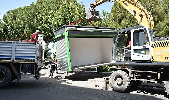 Edremit’te imar müsaadesi olmayan, kaçak ve kamu güvenliğini tehdit eden yapıların yıkımı gerçekleştiriliyor