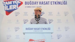 Ekrem İmamoğlu, İstanbul’un iklim ve toprak kurallarına uyumlu yerli buğdayların deneme hasadını, Silivrili çiftçi Ercan Tarladaçalışır ile birlikte yaptı