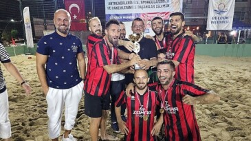 Gölcük Belediyesi tarafından düzenlenen klasik Kum Futbol Turnuvası, heyecan dolu final karşılaşmalarının akabinde şampiyon Azat İnşaat oldu