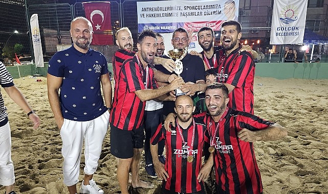 Gölcük Belediyesi tarafından düzenlenen klasik Kum Futbol Turnuvası, heyecan dolu final karşılaşmalarının akabinde şampiyon Azat İnşaat oldu