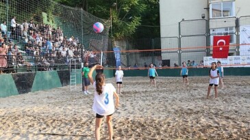 Gölcük Belediyesi yaz spor aktiflikleri kapsamında düzenlenen Play Voleybolu Turnuvası, 19 Temmuz Cuma akşamı başlıyor