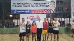 Gölcük Belediyesi’nin yaz spor aktiflikleri kapsamında düzenlediği Plaj Voleybolu Turnuvası, çekişmeli çabalara sahne olan final karşılaşmalarının akabinde son erdi