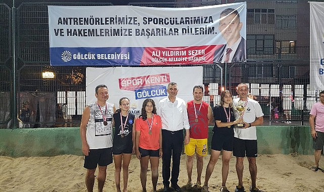 Gölcük Belediyesi’nin yaz spor aktiflikleri kapsamında düzenlediği Plaj Voleybolu Turnuvası, çekişmeli çabalara sahne olan final karşılaşmalarının akabinde son erdi