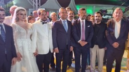 Güzelbahçe Belediye Başkanı Mustafa Günay, CHP Genel Lideri Özgür Özel’inde katıldığı Melisa Yavaşoğlu ve Gaffar Çiçek’in düğün töreninde nikah şahitliği yaptı