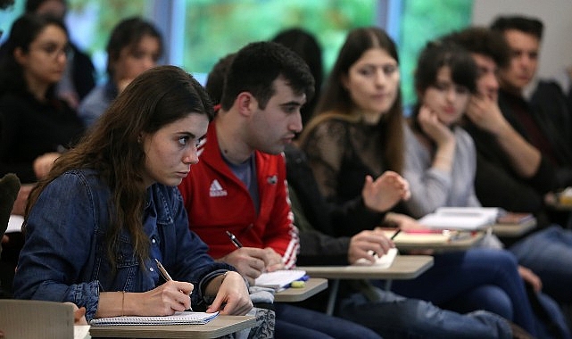 İnsan ve Toplum Bilimleri Fakültesi geniş meslek fırsatları sunuyor!