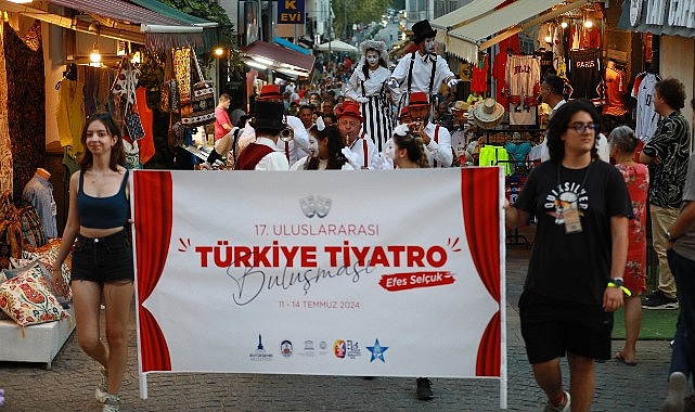 İzmir Büyükşehir Belediyesi ve Efes Selçuk Belediyesi takviyesi ile düzenlenen 17. Milletlerarası Türkiye Tiyatro Buluşması Efes Selçuk’ta başladı