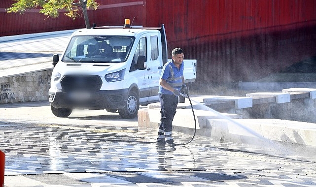 İzmir sokaklarında paklık seferberliği