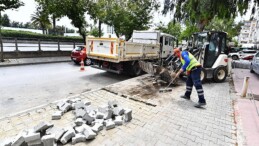 İzmir’de kaldırımlar yenileniyor